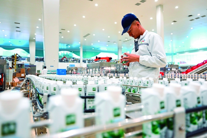 不僅熬過低谷 還要“創(chuàng)”出未來——伊利900億元營收背后的“抗周期”啟示